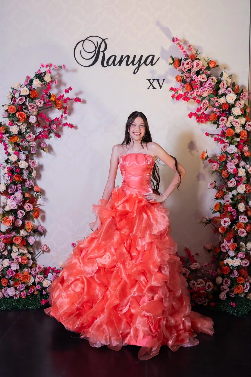 Debutante com vestido coral laranja volumoso