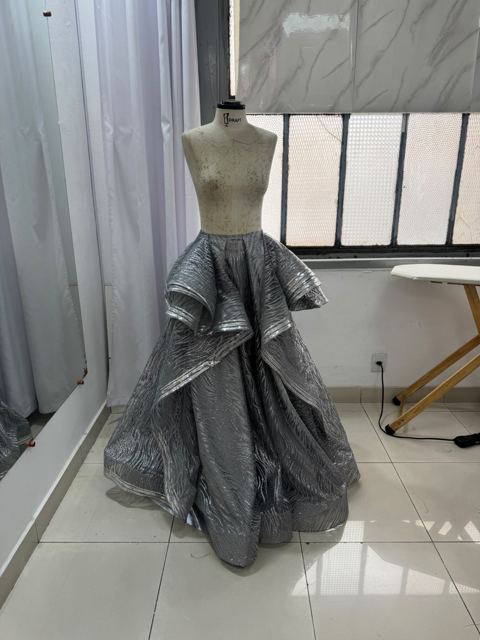 Saia base do vestido montada no manequim